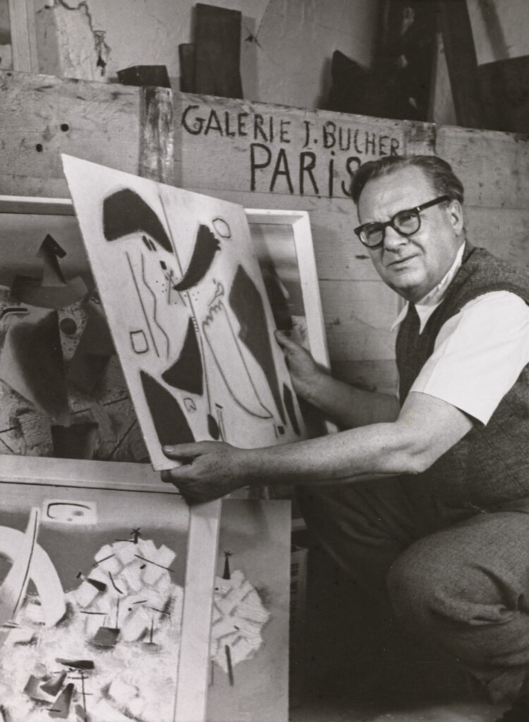 Willi Baumeister beim Packen seiner Bilder für eine Ausstellung