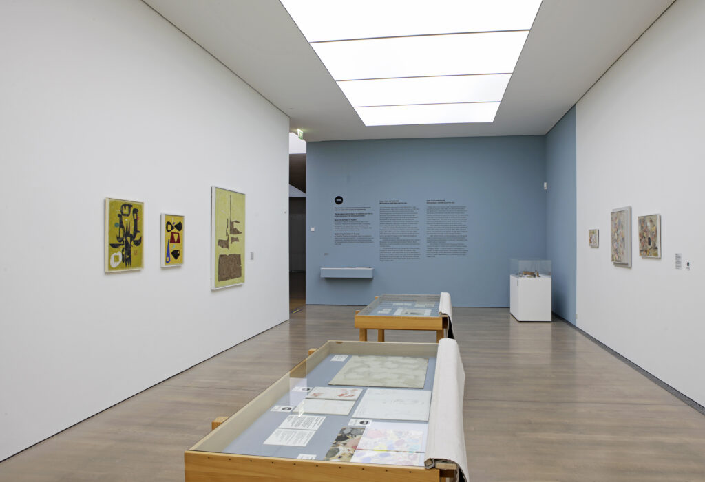 Ausstellungsansicht "Kamm, Pastell und Buttermilch. Willi Baumeister, Adolf Hölzel und Fritz Seitz", Kunstmuseum Stuttgart, 2020