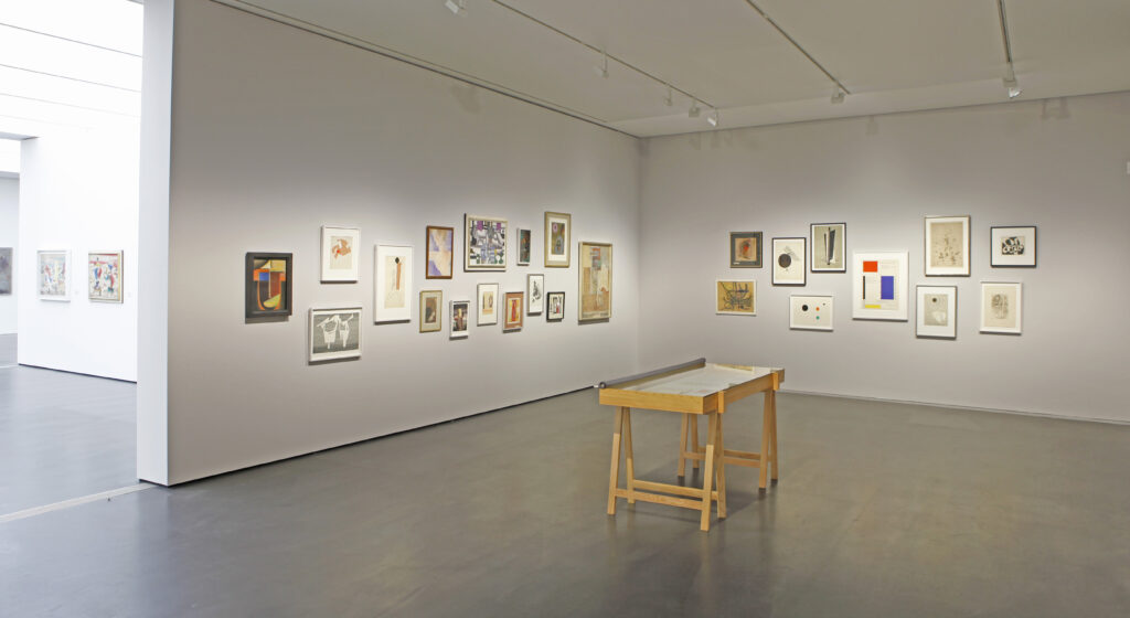 Ausstellungsansicht zu Willi Baumeister International Kunstmuseum Stuttgart 2013