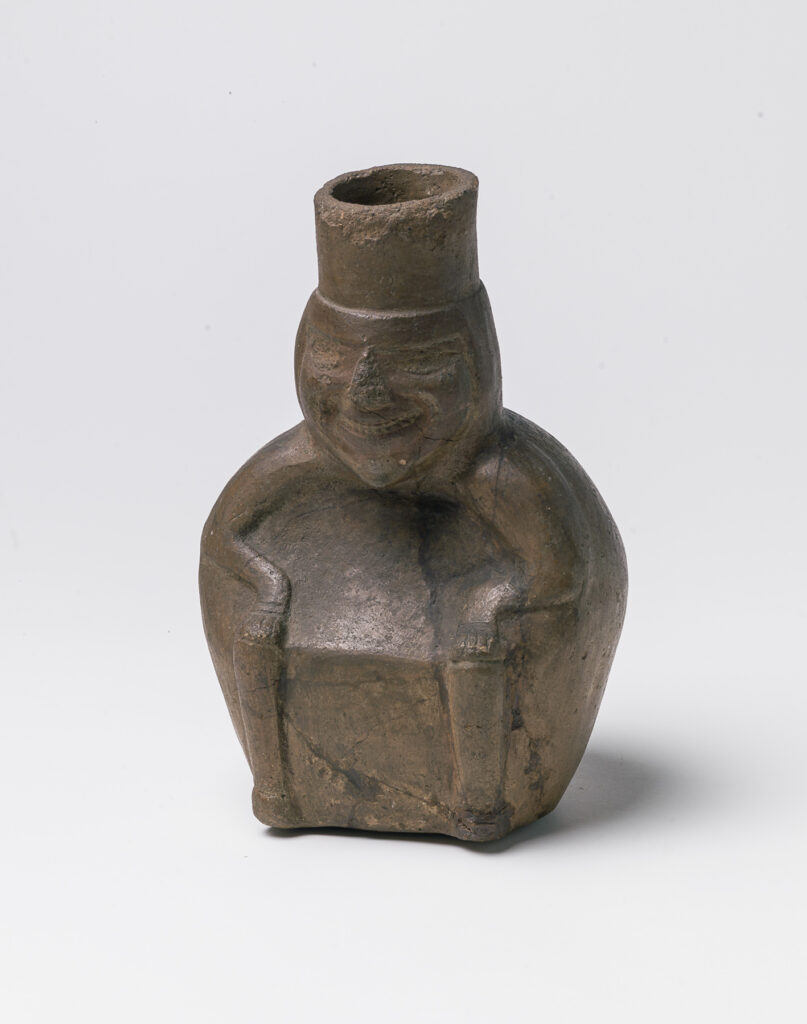 Figürliches Gefäß in Form eines sitzenden Mannes