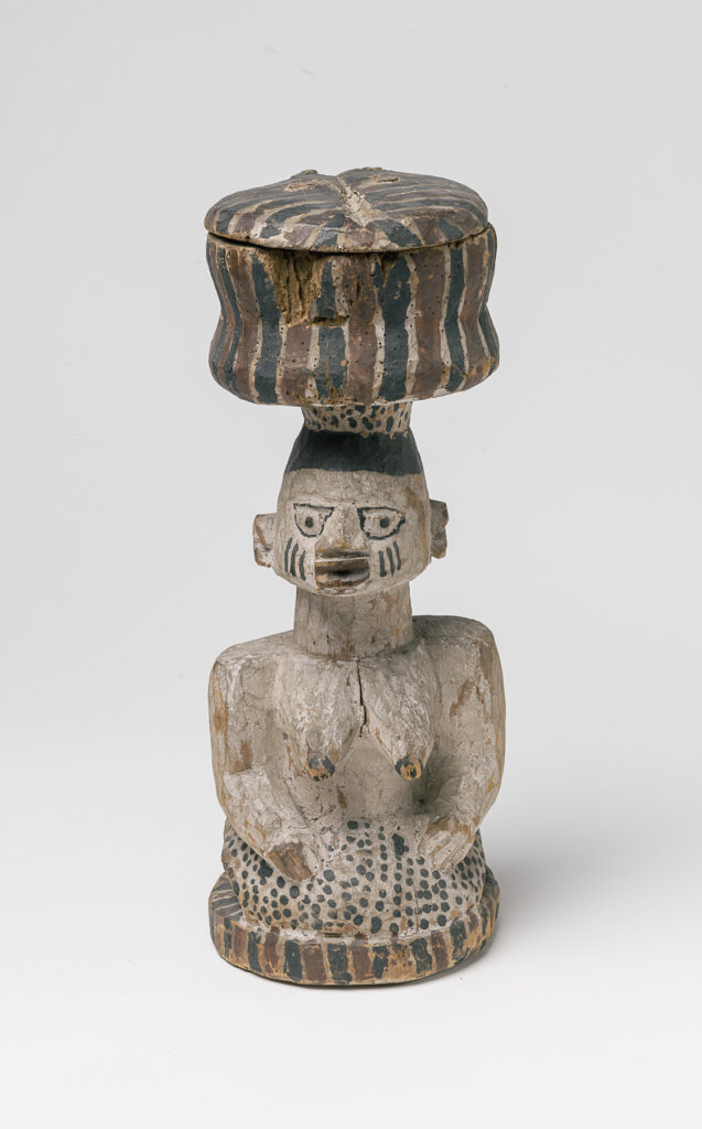 Weibliche kleine Figur mit Gefäß (Yoruba) aus Holz, bemalt, 39 x 16 x 15cm