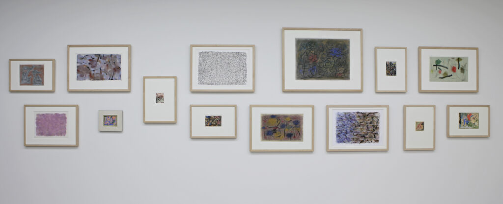 Ausstellungsansicht "Kamm, Pastell und Buttermilch. Willi Baumeister, Adolf Hölzel und Fritz Seitz", Kunstmuseum Stuttgart, 2020