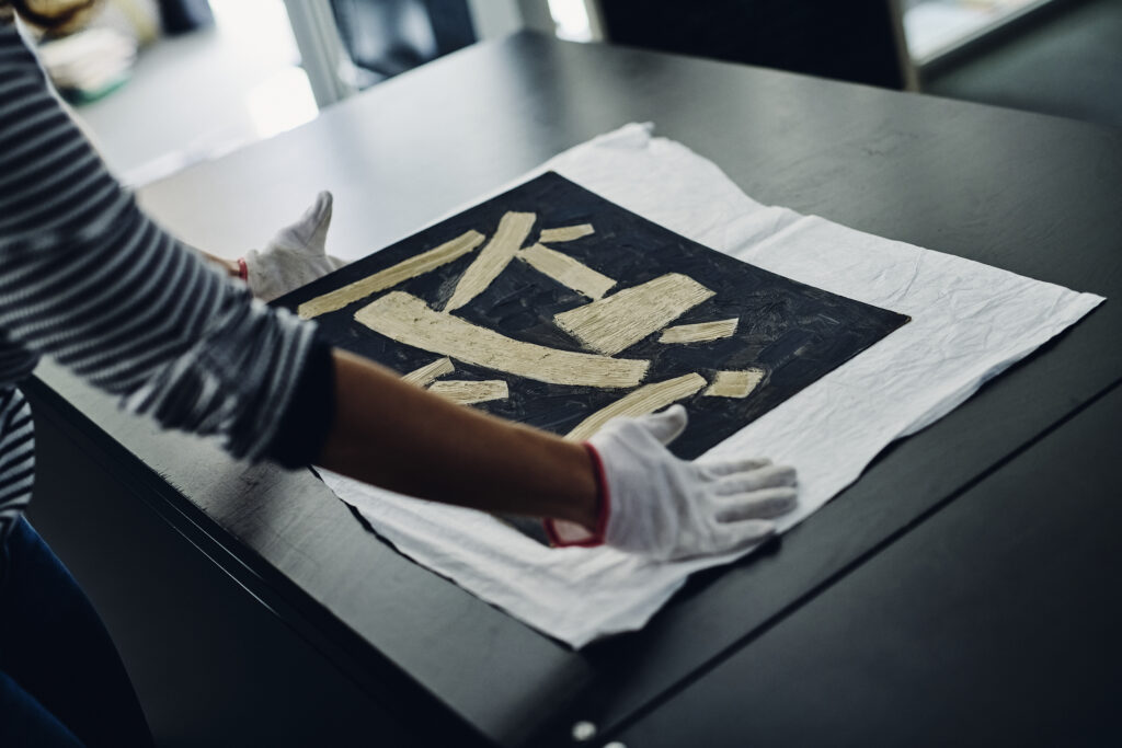 Objektpräsentation während einer Führung im Archiv Baumeister