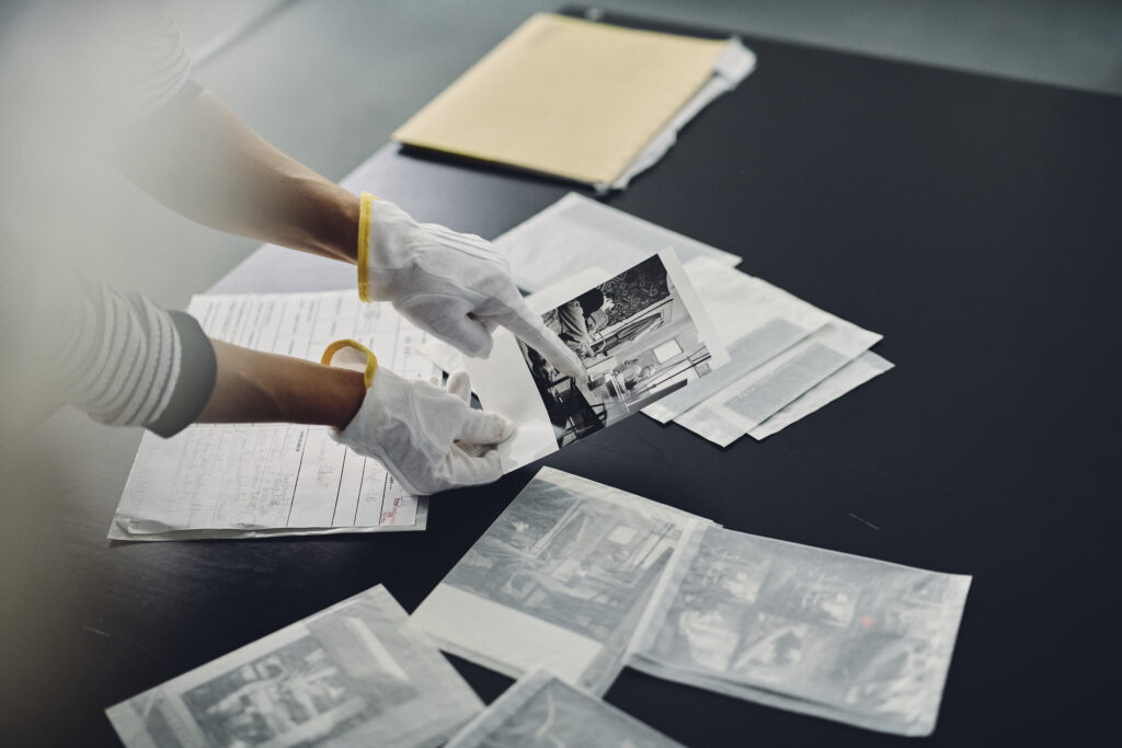 Päsentation von Dokumenten während einer Führung im Archiv Baumeister