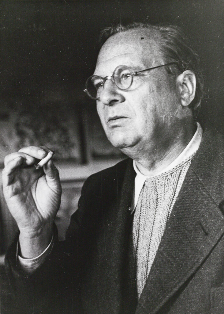 Foto: schwarz-weiß: Porträt Willi Baumeister mit Zigarette in der Hand