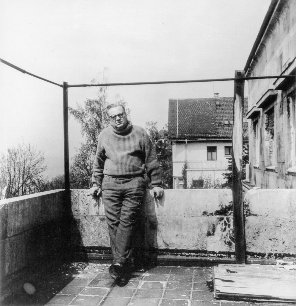 Foto: schwarz-weiß: Willi Baumeister auf dem Balkon in Gänsheidestraße