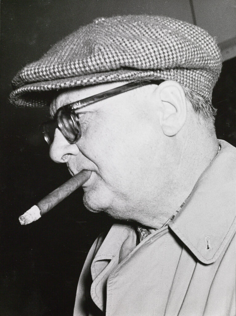 Willi Baumeister im Profil mit Zigarre