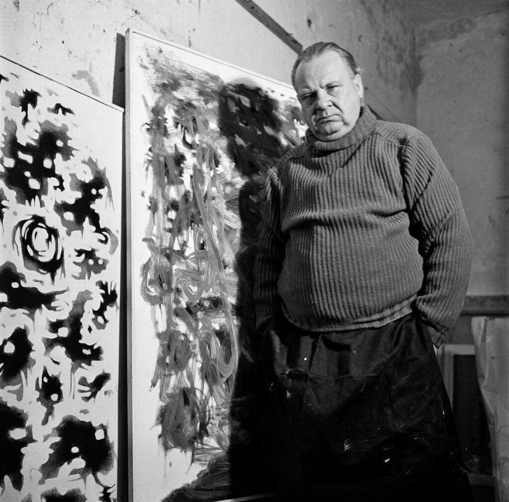 Willi Baumeister vor seinen Bildern