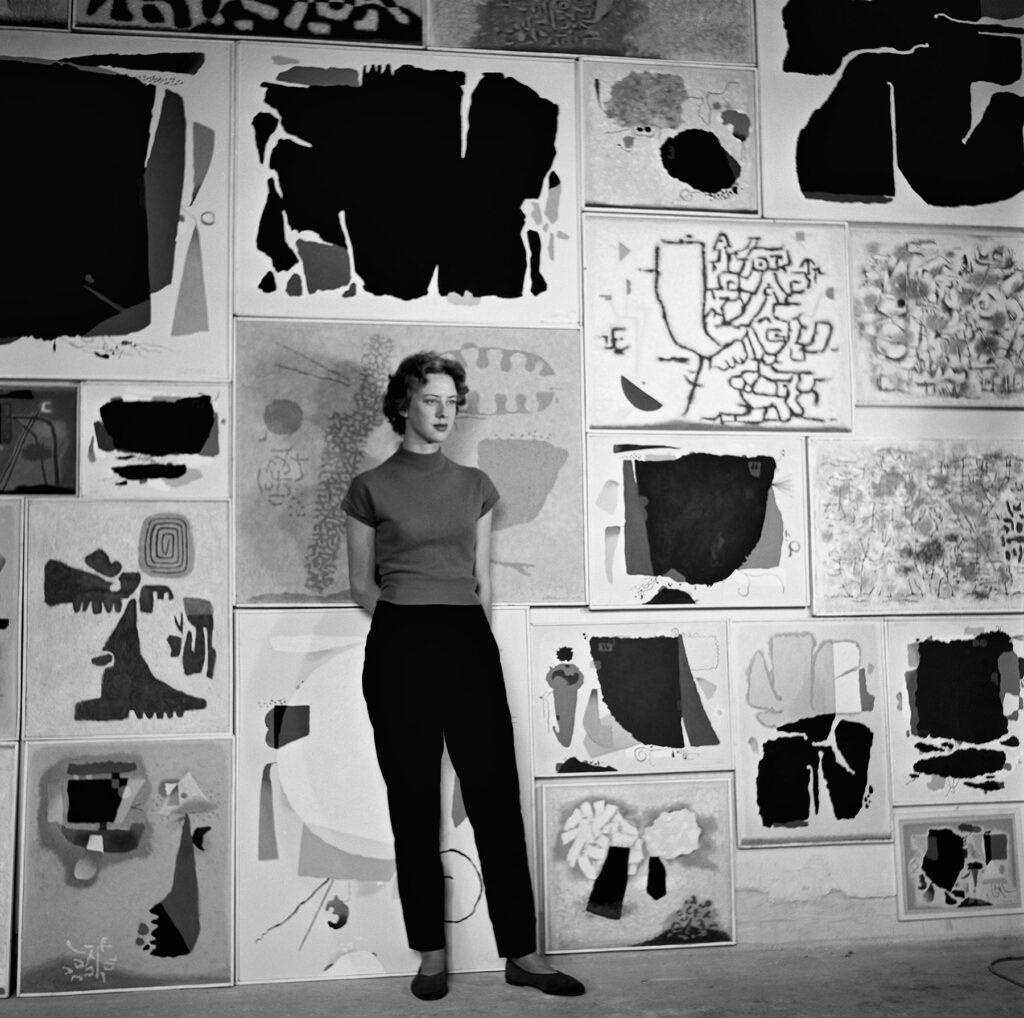 Felicitas Baumeister vor Bildern von Willi Baumeister im Fotoatelier von Johannes Schubert, Stuttgart