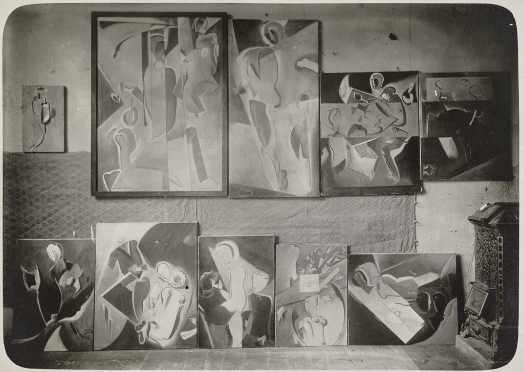 Bilder an der Wand im Atelier von Willi Baumeister