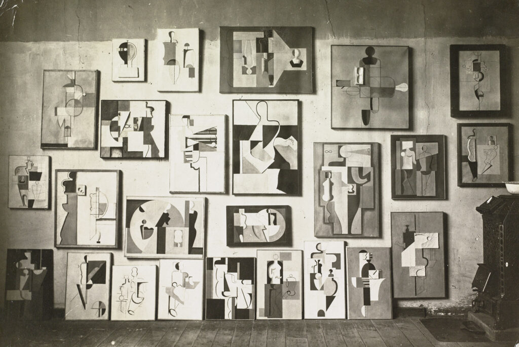 Wand voller Bilder im Atelier von Willi Baumeister