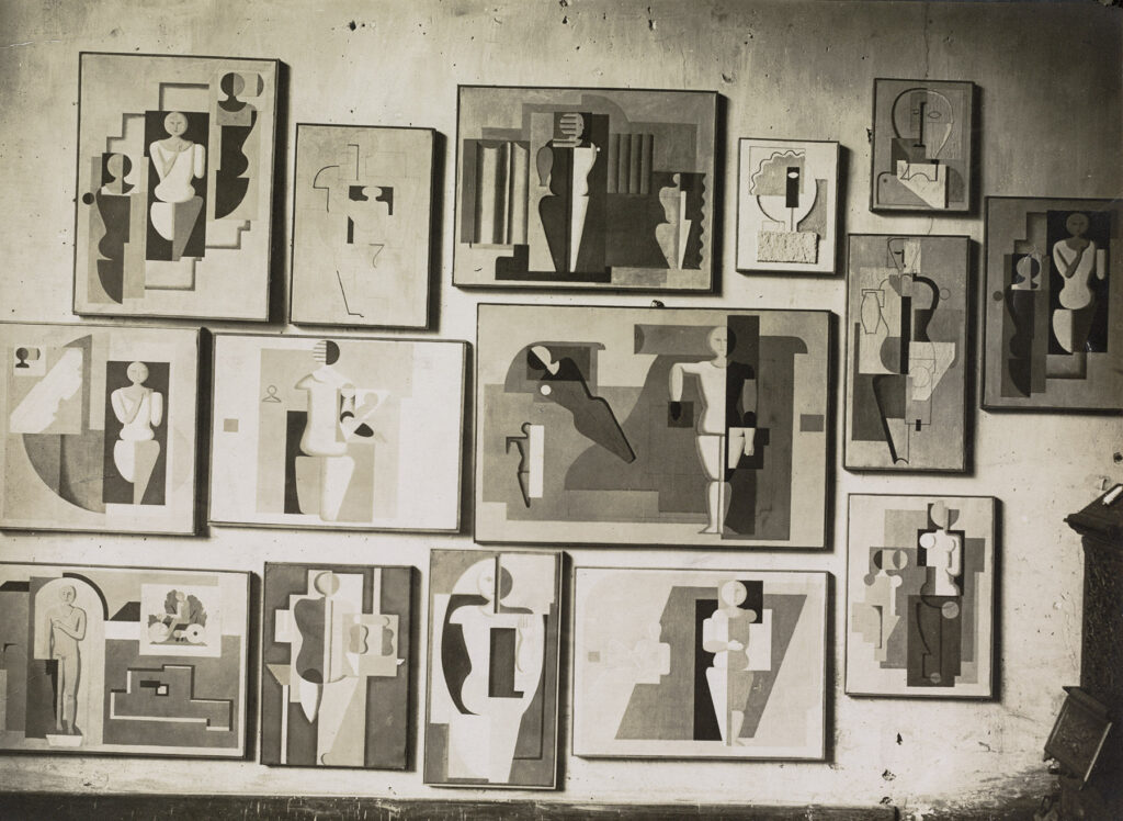 Wand voller Bilder im Atelier von Willi Baumeister