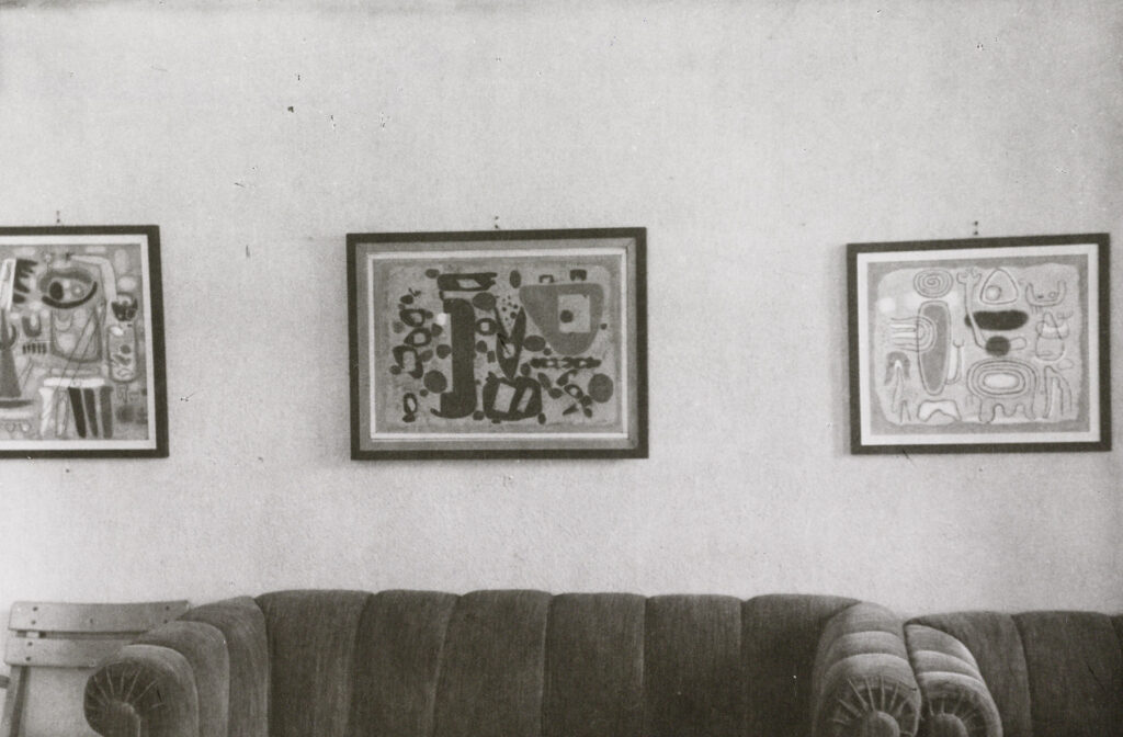 Drei Werke an der Wand über Sofa