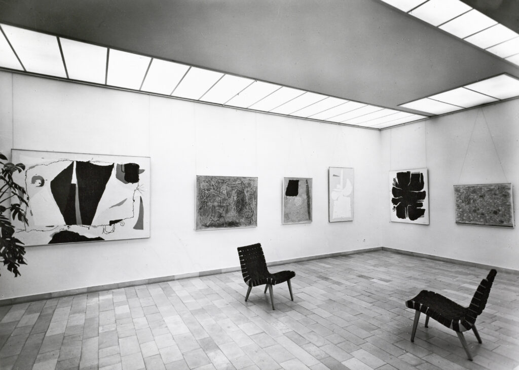 Blick in einen Ausstellungsraum der Galerie Möller in Köln, 1955