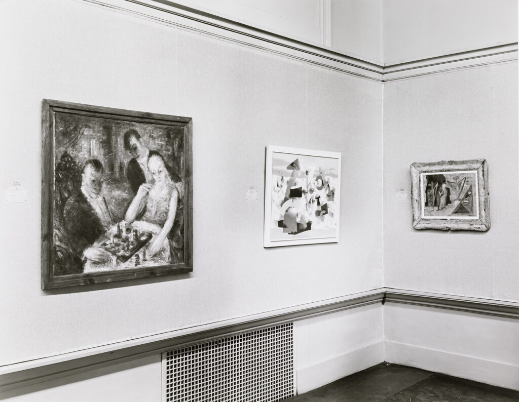 Blick in den Ausstellungsraum mit drei Bilden an der Wand. Carnegie Institute, Pittsburgh/England, 1950.