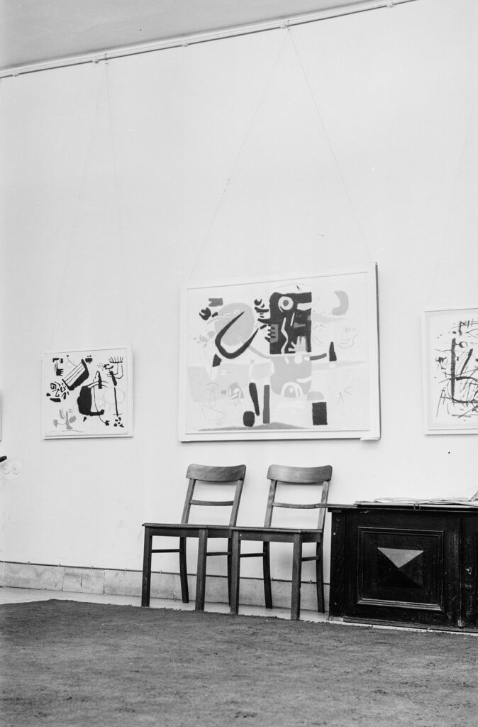 Wand mit Werken und Stühlen davor, Galerie Hanna Bekker vom Rat in Frankfurt am Main