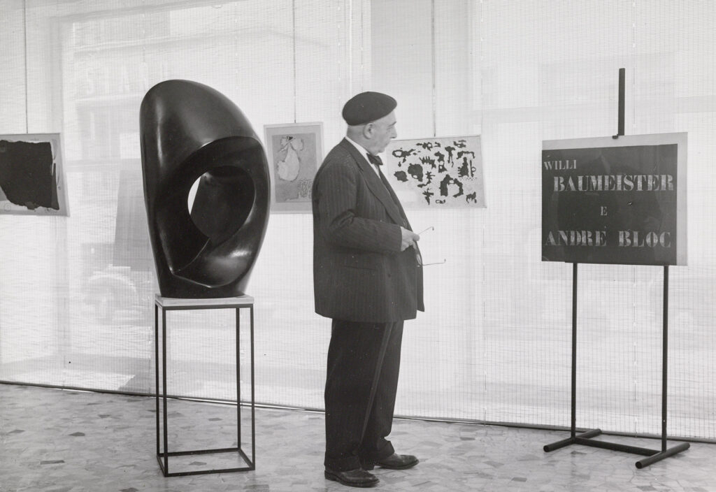 Ausstellungsraumansicht mit Skulptur und Betrachter