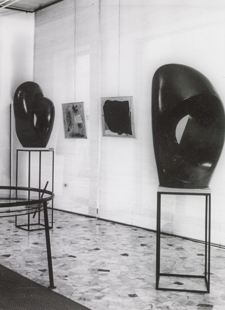 Ausstellungsraum mit Skulpturen auf Podesten und Bildern an der Wand, Gallerie del Fiore, Mailand, 1955