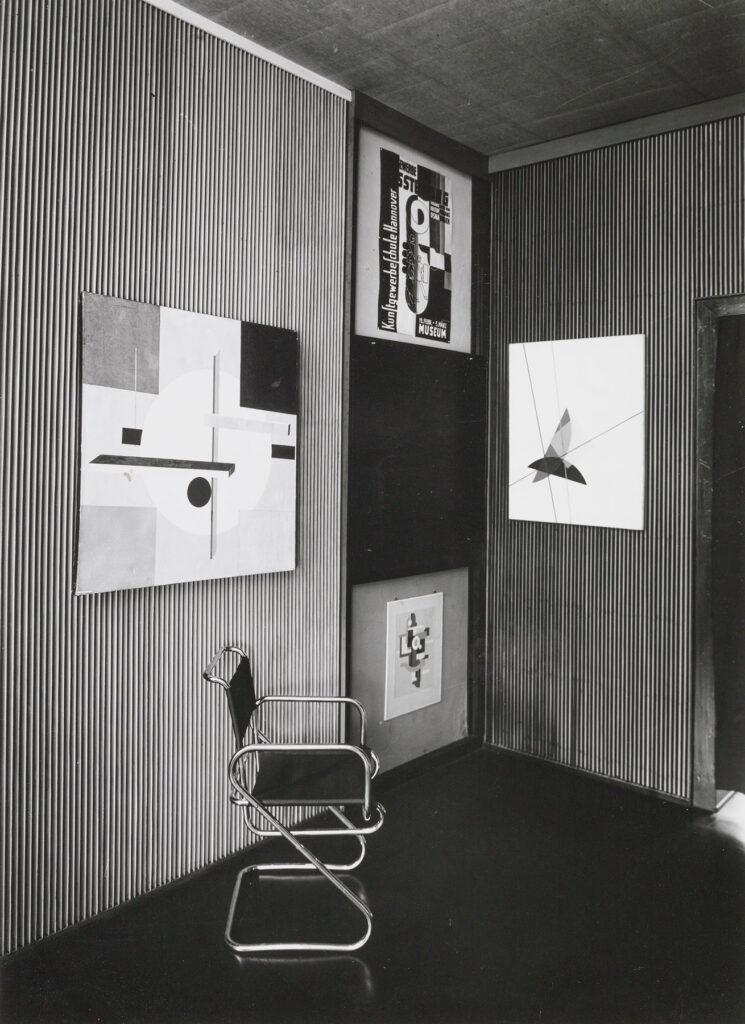 Raumansicht einer Ausstellung im Provinzialmuseum Hannover, 1928. Das sogenannte Lissitzky-Kabinett, heute im Sprengel-Museum.