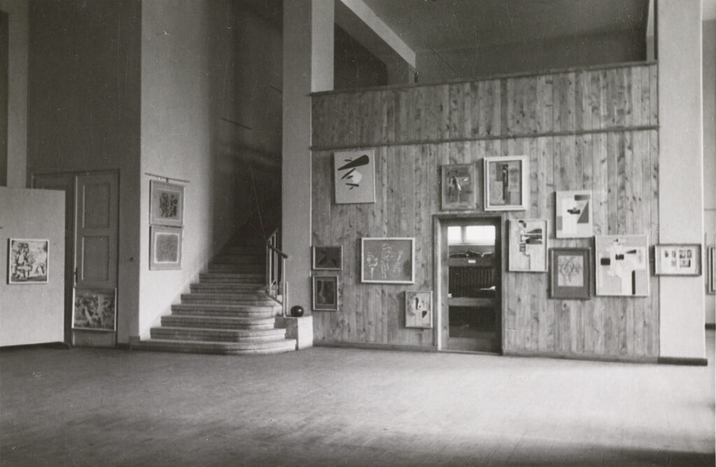 Innenraumansicht der Villa Stuck mit Treppe und Bildern an der Wand