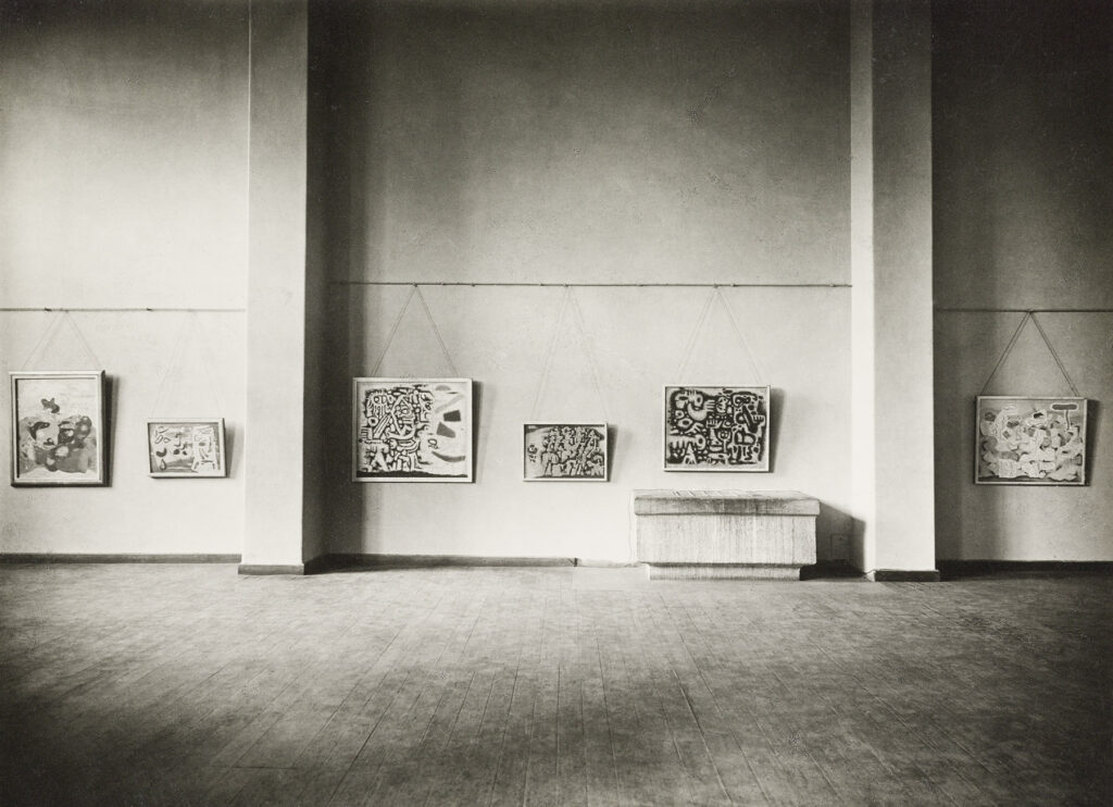 Ansicht hoher Raum der Villa Stuck mit Bildern an der Wand, Galerie Franke, München, 1947.