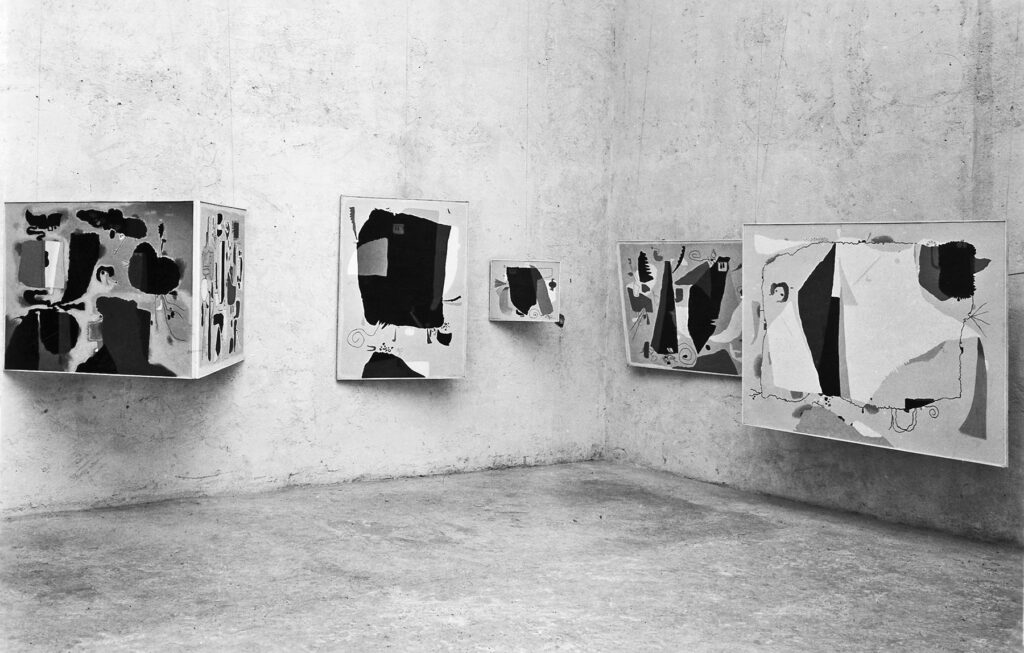 Werke an der Wand im Württembergischen Kunstverein, Stuttgart, 1954.