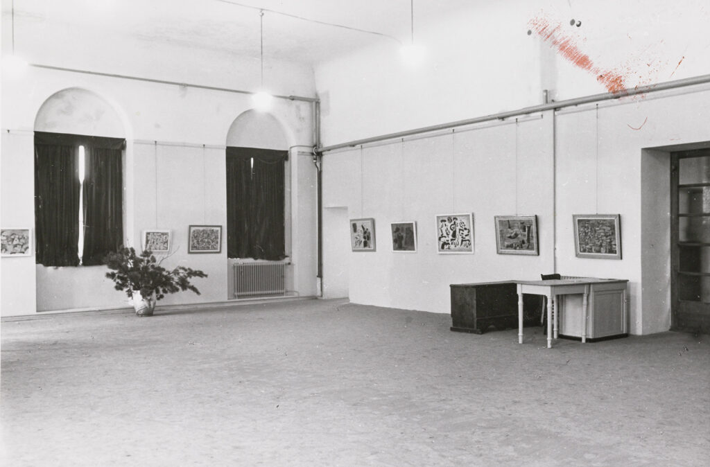 Raumansicht mit Bildern an der Wand und Fenstern mit Vorhängen, Möbel, Städtisches Museum Wuppertal, Wuppertal, 1947.