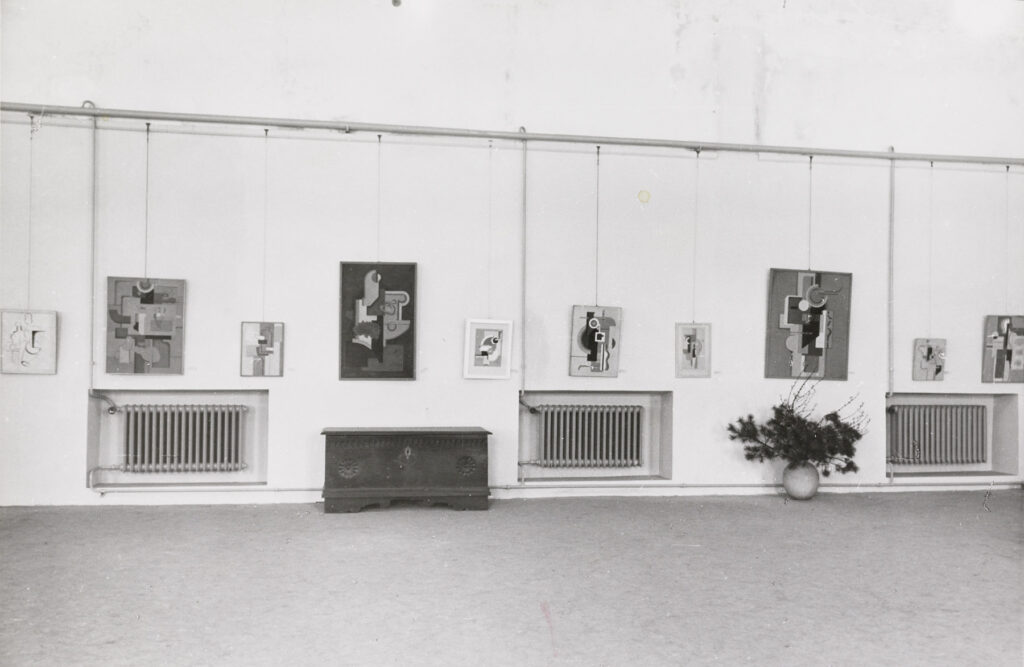 Ausstellungsansicht, Wand mit Bildern im Städtischen Museum Wuppertal, 1947.