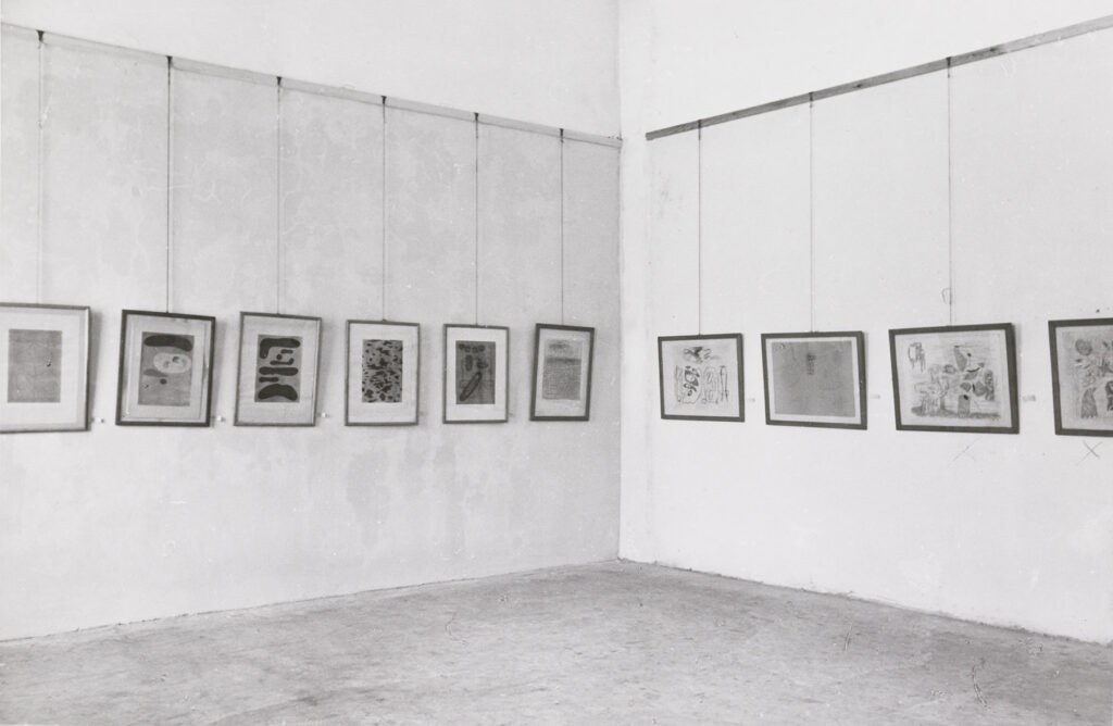 Bilder an der Wand im Ausstellungsraum im Städtischen Museum Wuppertal, 1947.