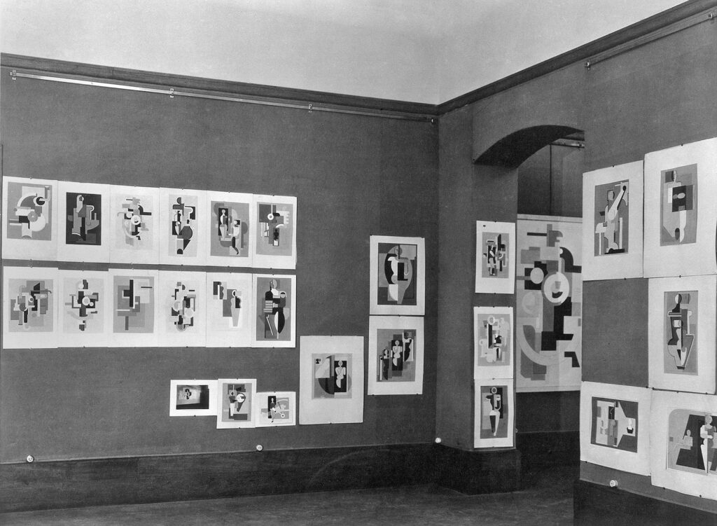 schwarz-weiß Foto: Raumansicht einer Ausstellung in der Galerie d'Art Contemporain, Paris, 1927.