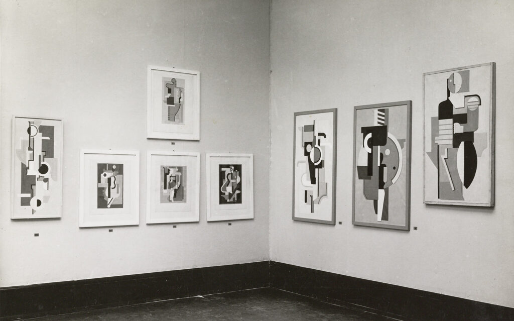 Kunstwerke an der Wand in einer Ausstellung in der Städtischen Kunsthalle Mannheim