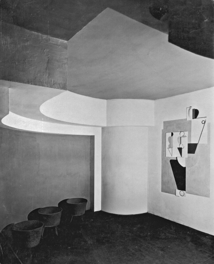 Ansicht eines Raumes der Werkbund-Ausstellung, Stuttgart, 1922. "Mauerbild" im Raum von Architekt Richard Döcker.