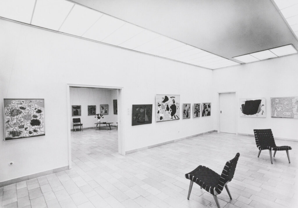 Ausstellungsansicht mit Durchblick in den nächsten Raum