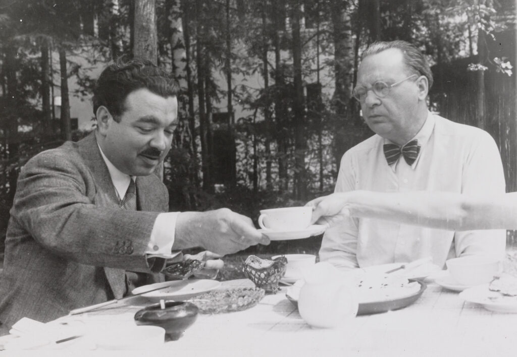 Foto: schwarz-weiß: Wilhelm Arntz, Willi Baumeister im Garten, Gerokstr. Stuttgart