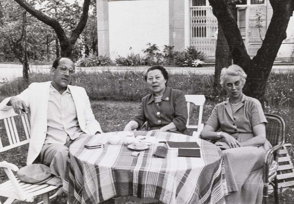 Magrit Baumeister mit Kunsthistoriker Dr. Herbert Herrmann und Marthe Bois