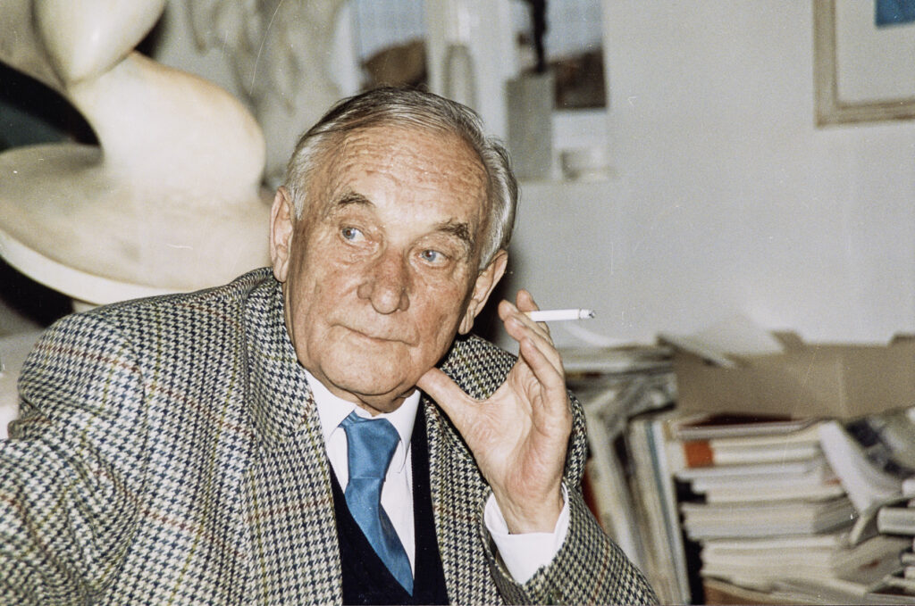 Foto in Farbe: Prof. Dr. Werner Haftmann mit ZIgarette