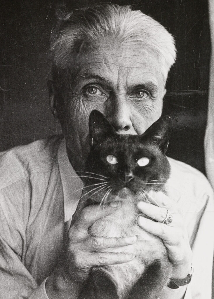 Foto: schwarz-weiß: Dr. Hans Hildebrandt mit der Katze