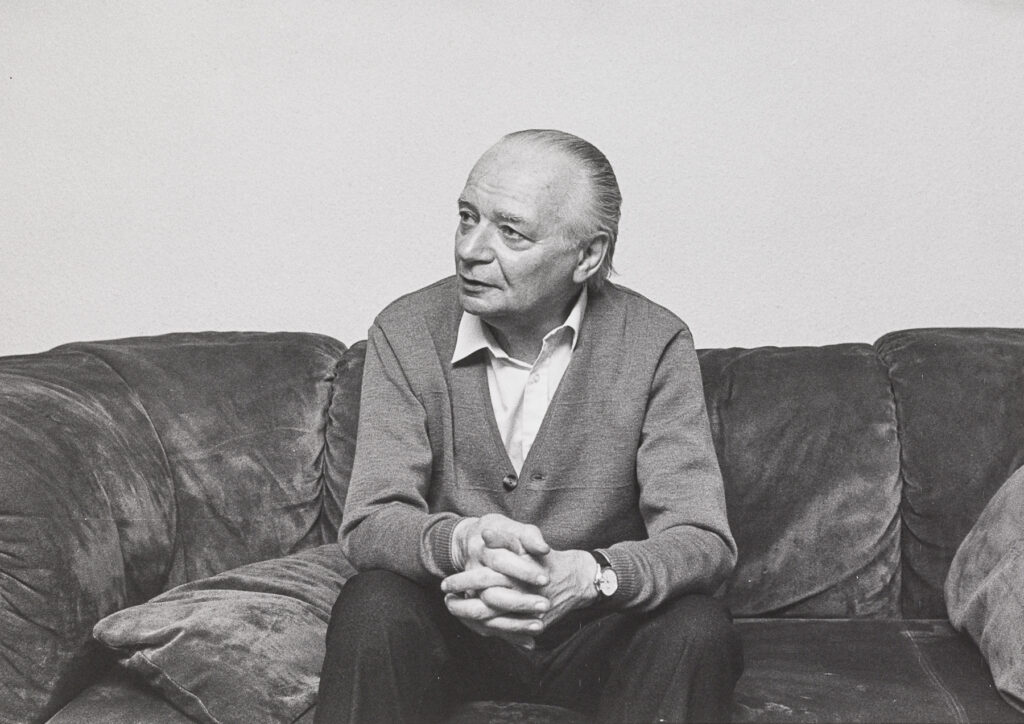 Foto: schwarz-weiß: Kurt Leonhard auf einem Sofa