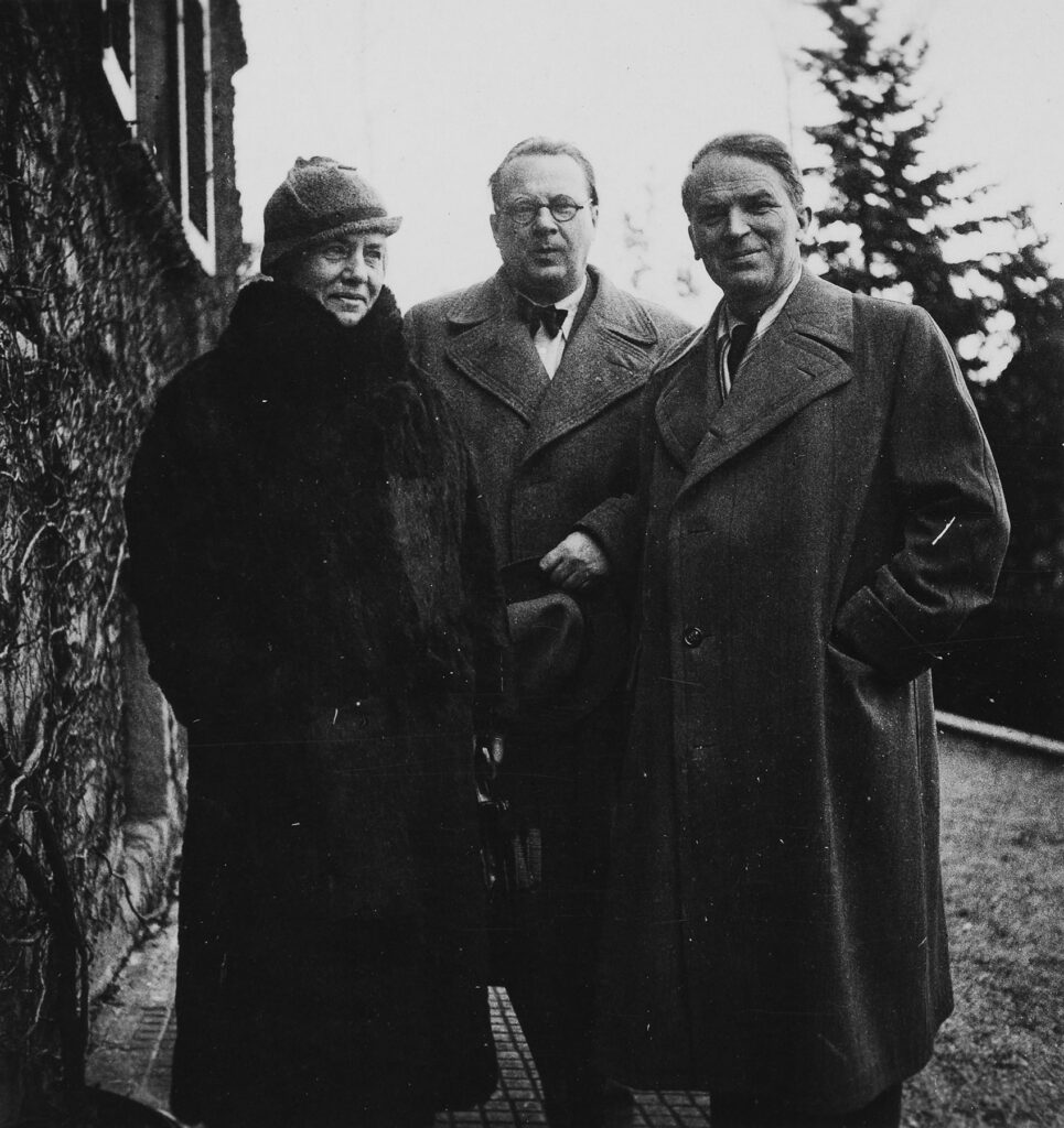 Foto: schwarz-weiß: Frau Grohmann, Willi Baumeister und Will Grohmann in Stuttgart, vor dem Krieg