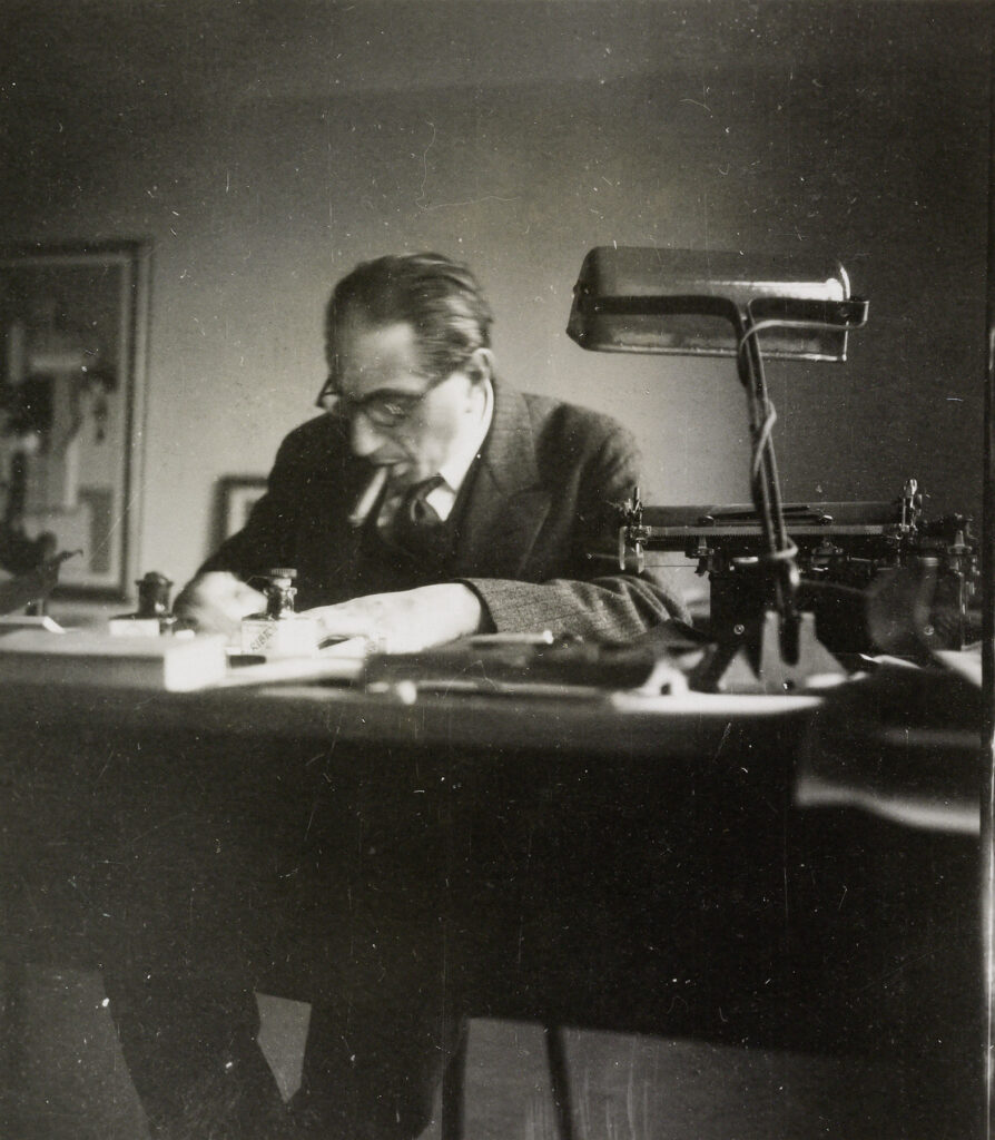 Foto: schwarz-weiß: Alfred Flechtheim am Schreibtisch