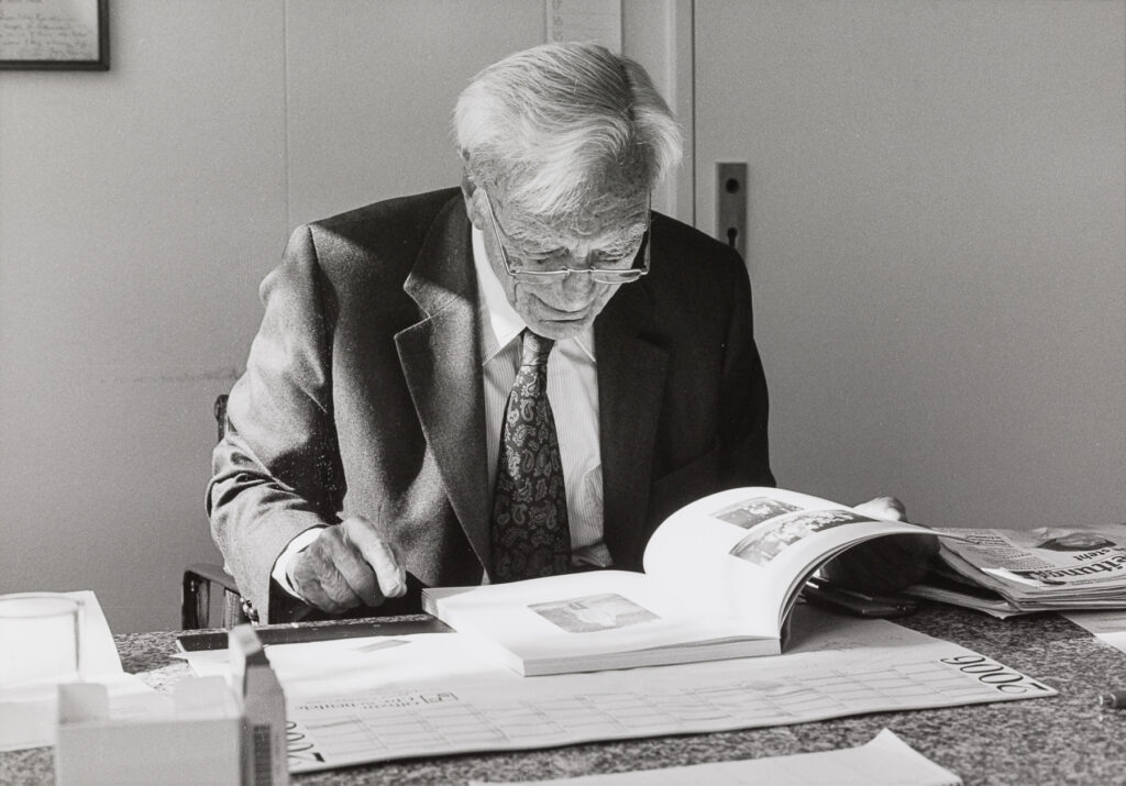 Foto: schwarz-weiß: Gerd Hatje am Schreibtisch lesend, Hatje-Verlag