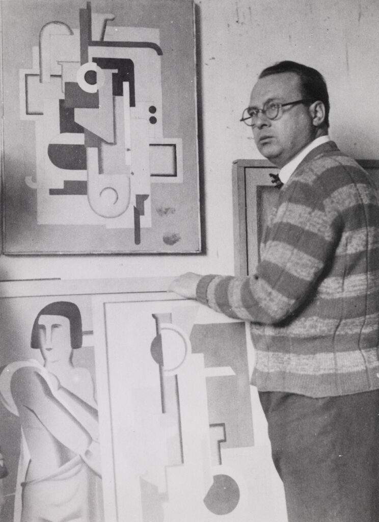 Foto: schwarz-weiß: Willi Baumeister vor seinen Bildern in Frankfurt