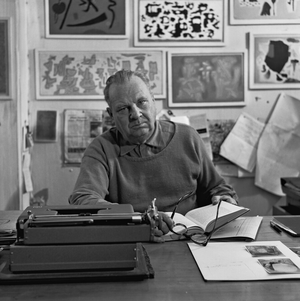 Willi Baumeister an seinem Schreibtisch