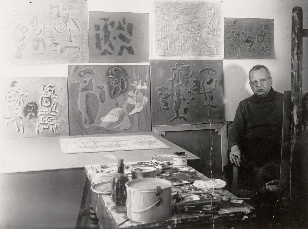 Willi Baumeister in seinem Atelier vor Farbtöpfen