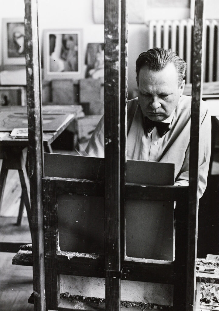 Willi Baumeister vor der Leinwand im Atelier