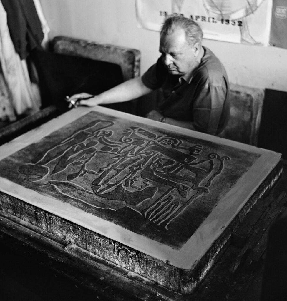 Foto: schwarz-weiß: Willi Baumeister am Druckstein, 1953