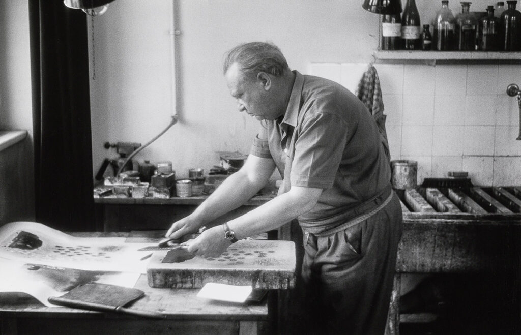 Willi Baumeister am Lithostein arbeitend