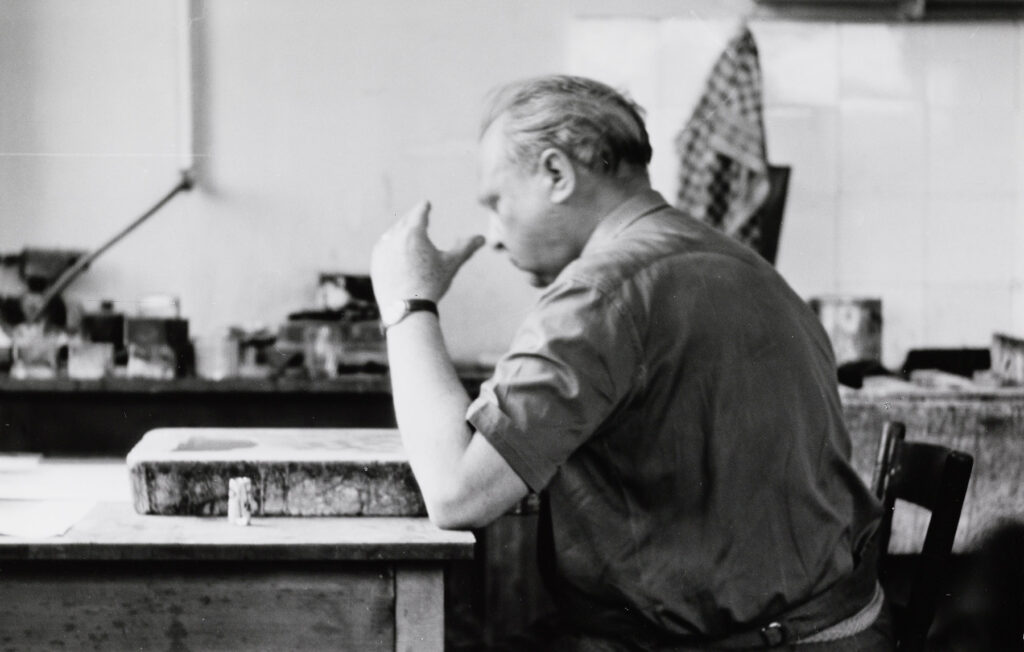 Willi Baumeister am Lithostein arbeitend