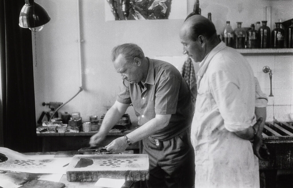 Foto: schwarz-weiß: Willi Baumeister und Erich Mönch in Stuttgart, Werkstatt Erich Mönch