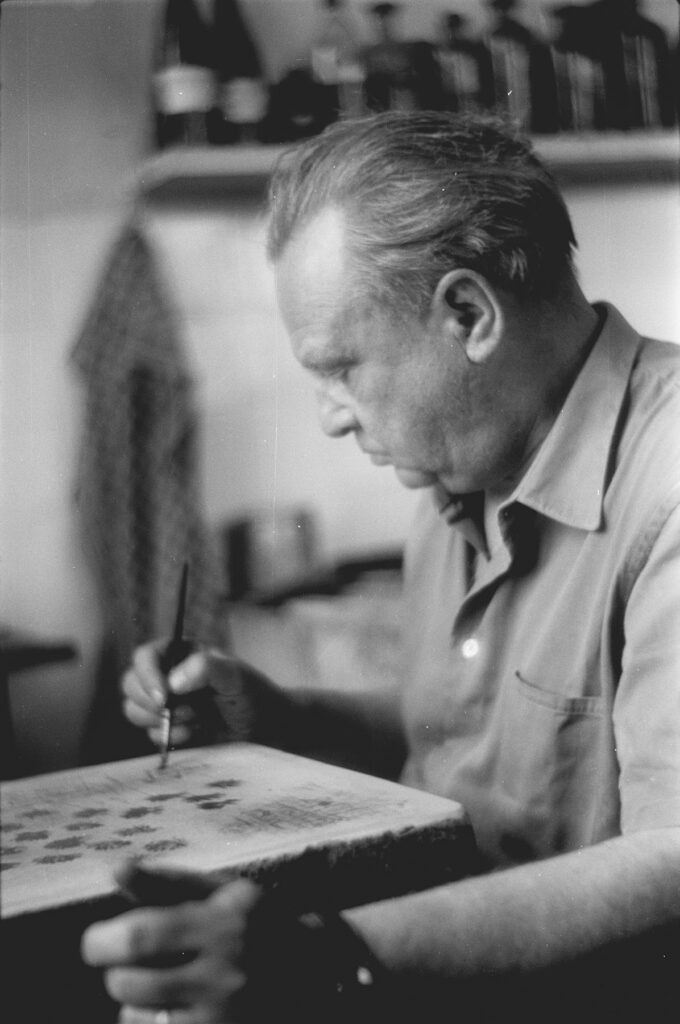 Foto: schwarz-weiß: Willi Baumeister am Lithostein, 1953